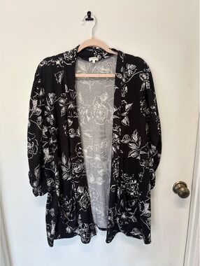 Kiyonna Black and White Floral Print Open Front Cardigan Size 3 P2P 36